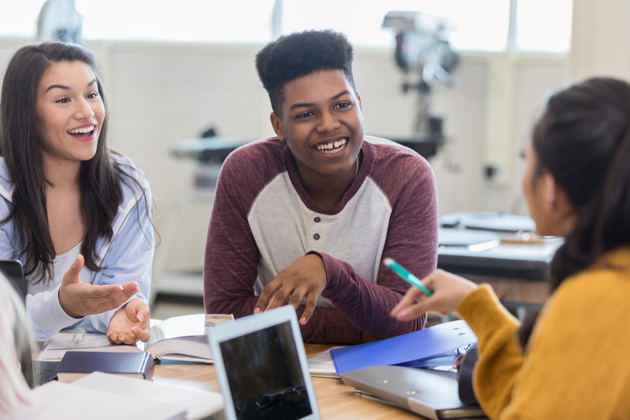 Three teenagers discuss a Math problem.